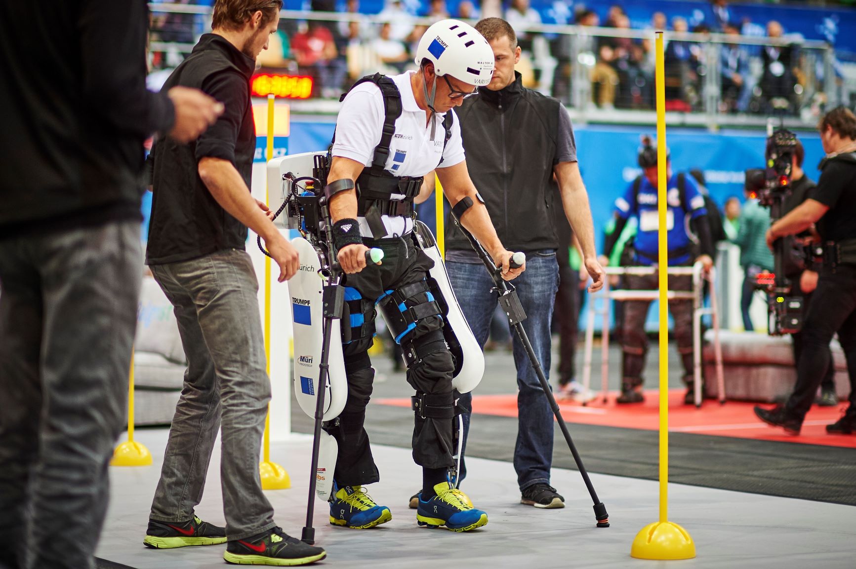 脳とコンピューターをつなぎ、外骨格を動かす。ロボット義足などを使った身体障害のあるアスリート＝2016年10月スイス＝AFP時事