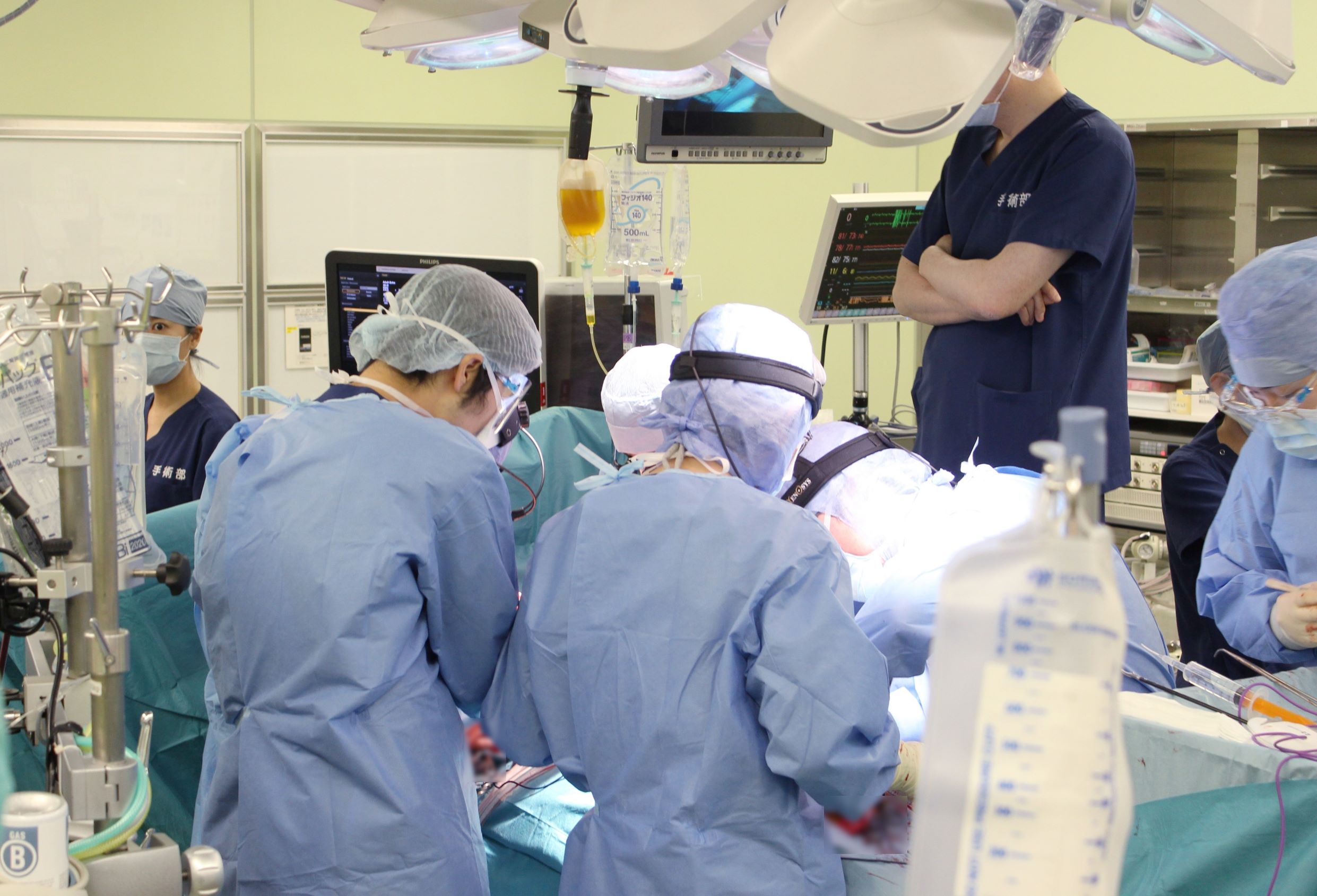 生体肺移植手術の様子（2021年4月、京都大医学部付属病院提供）