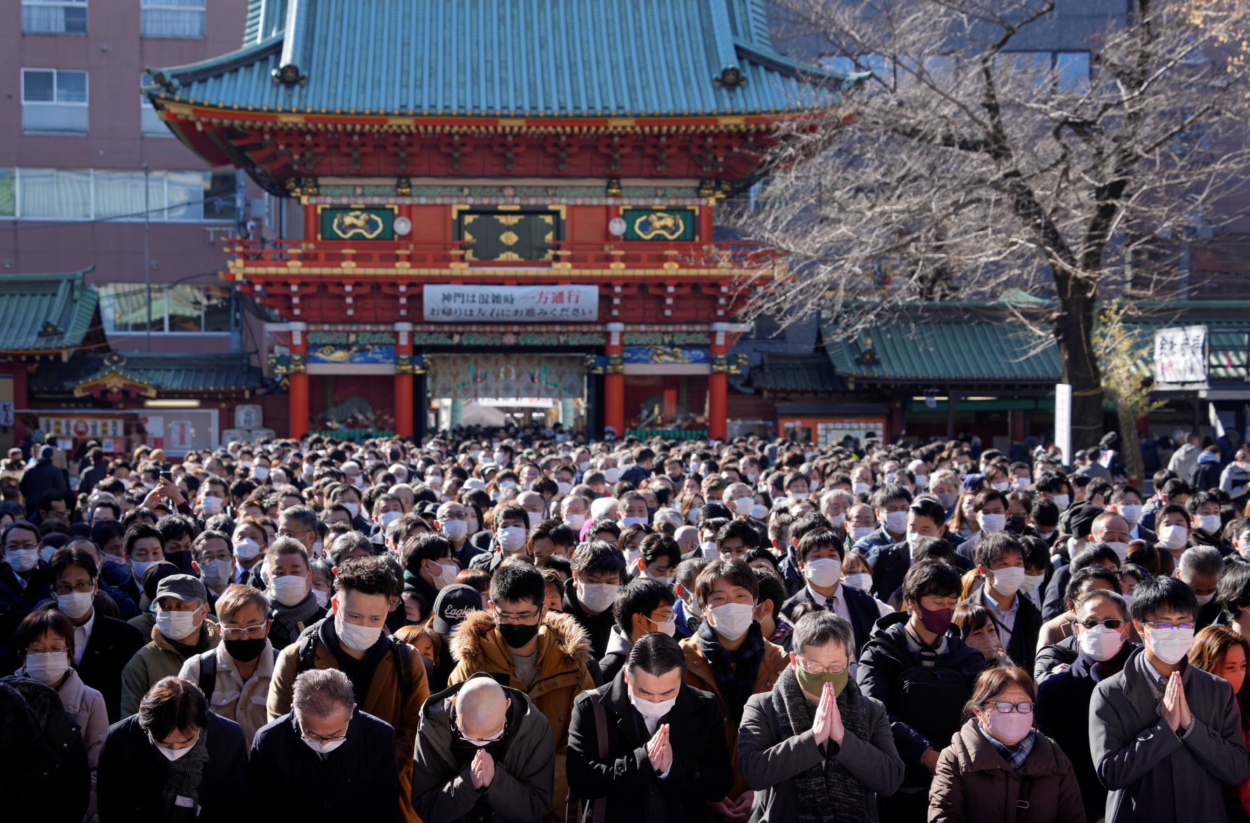 2023年の仕事始めを迎え、東京都千代田区の神田明神には商売繁盛を祈願する多くの参拝客が訪れた=EPA時事