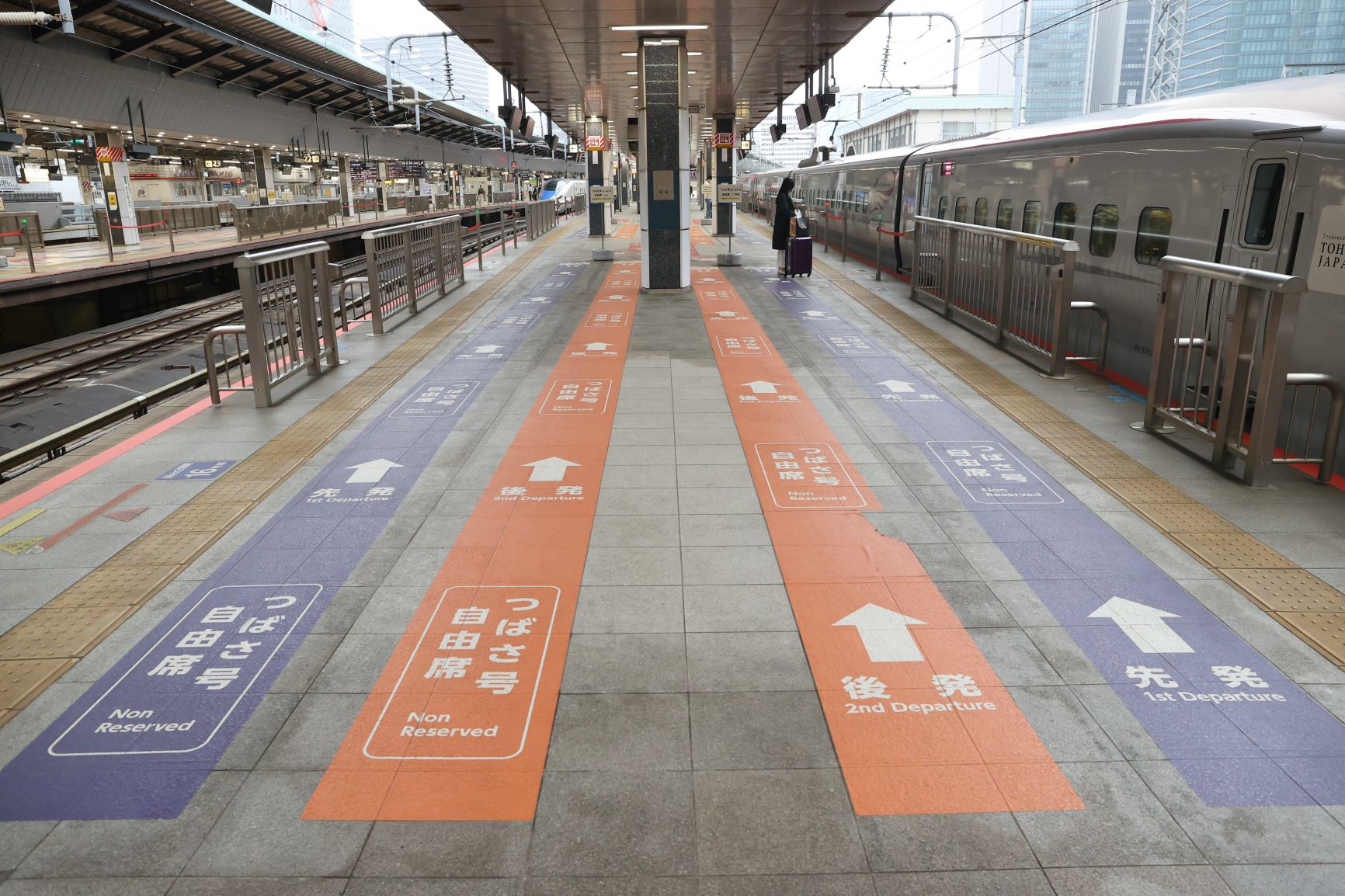 ゴールデンウイーク最終日にもかかわらず、閑散としていたＪＲ東京駅の新幹線ホーム＝2020年05月06日