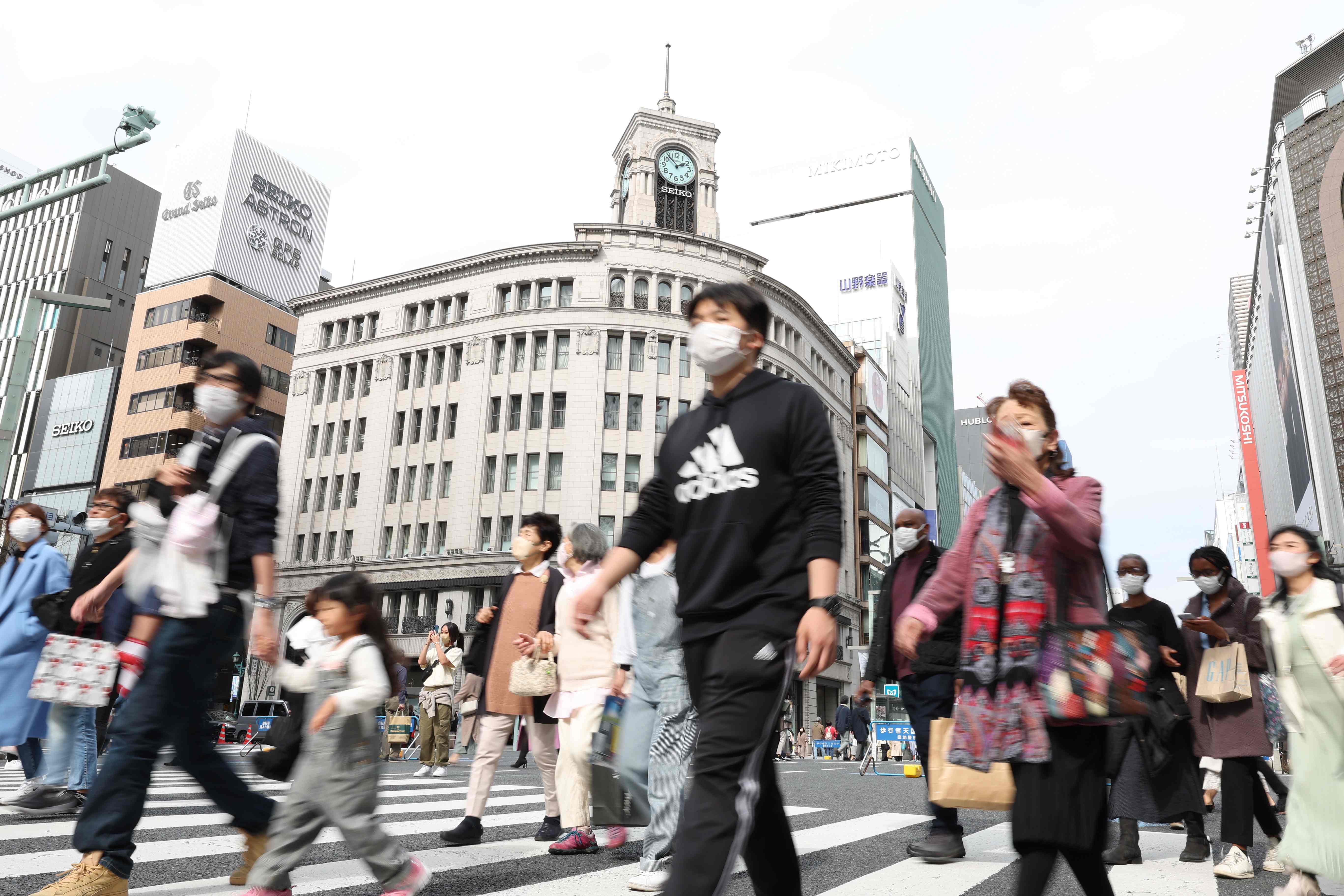 コロナが5類に移行する前の繁華街の様子。多くの人がマスクを着用していた（2022 年3月、東京・銀座）
