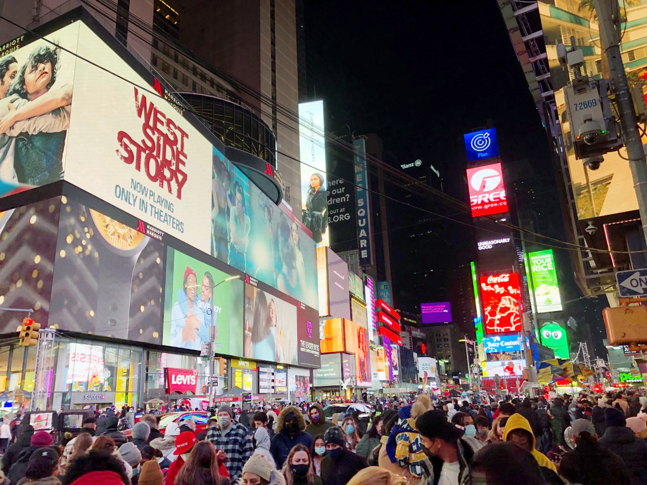 大勢の人でにぎわう繁華街「タイムズスクエア」＝2021年12月26日、米ニューヨーク
