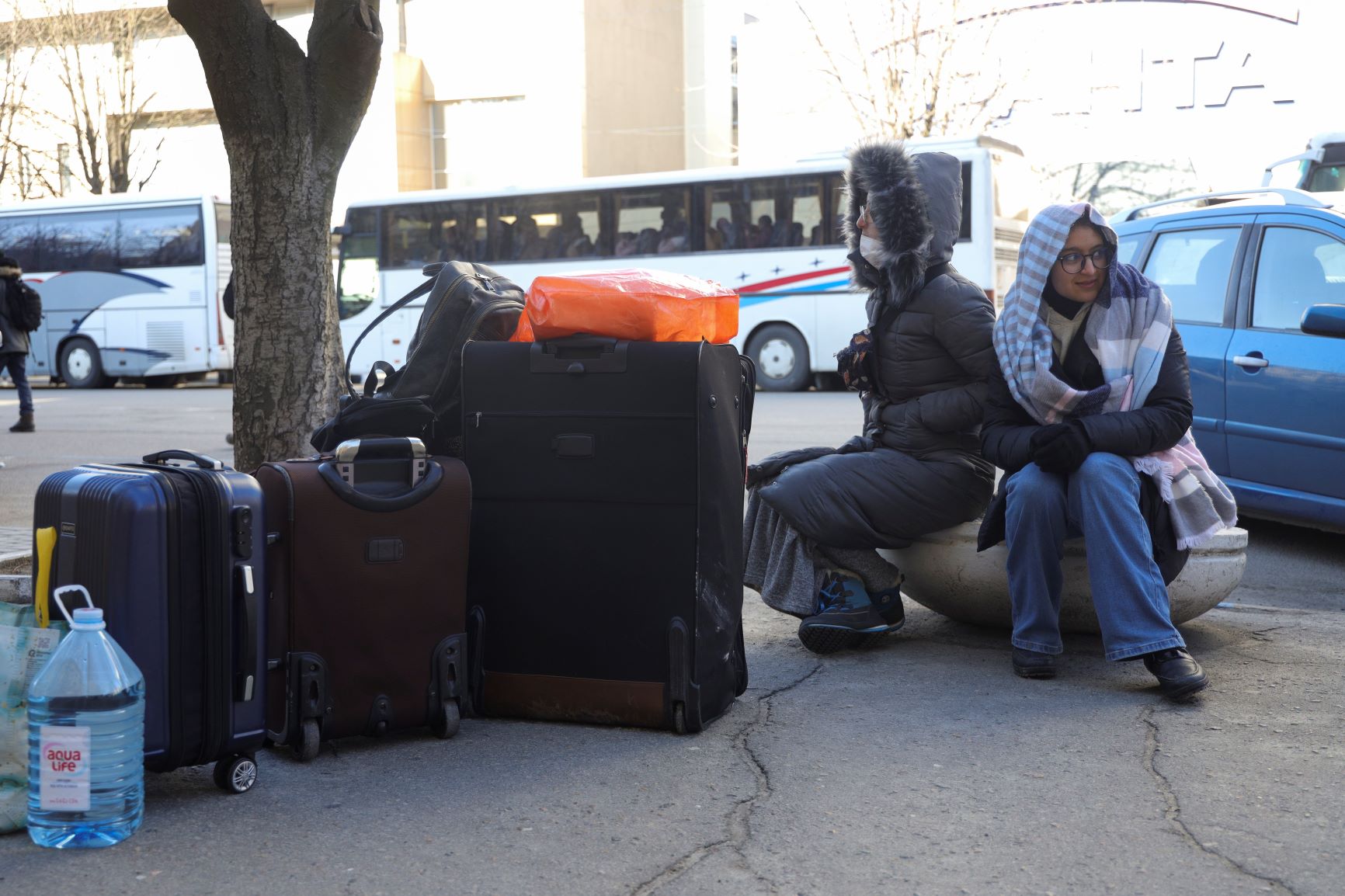 ウクライナからポーランドへの避難を準備する外国人留学生＝２月27日EPA時事