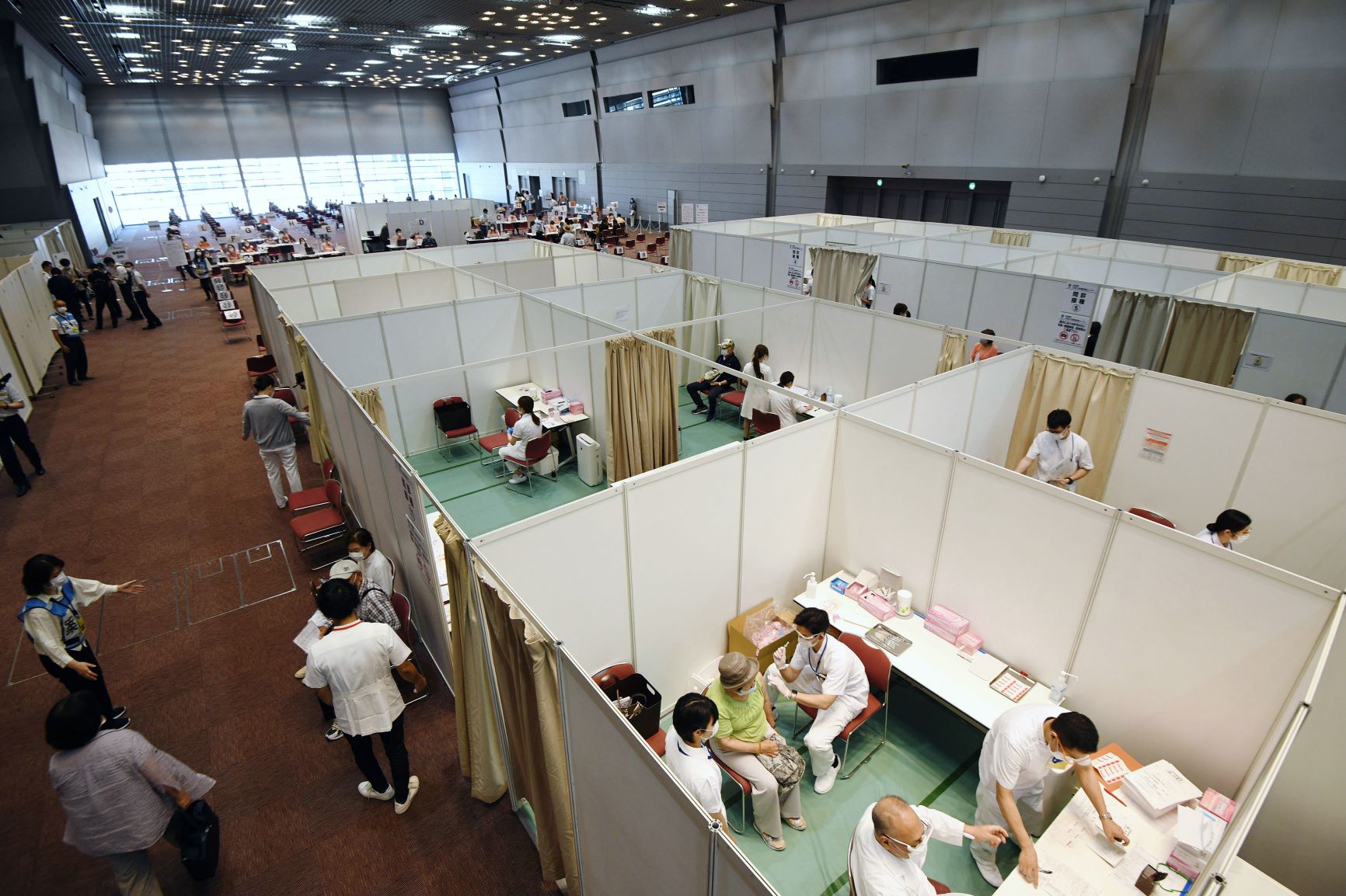 自衛隊大阪大規模接種センターでワクチンの接種を受ける人たち＝2021年6月9日