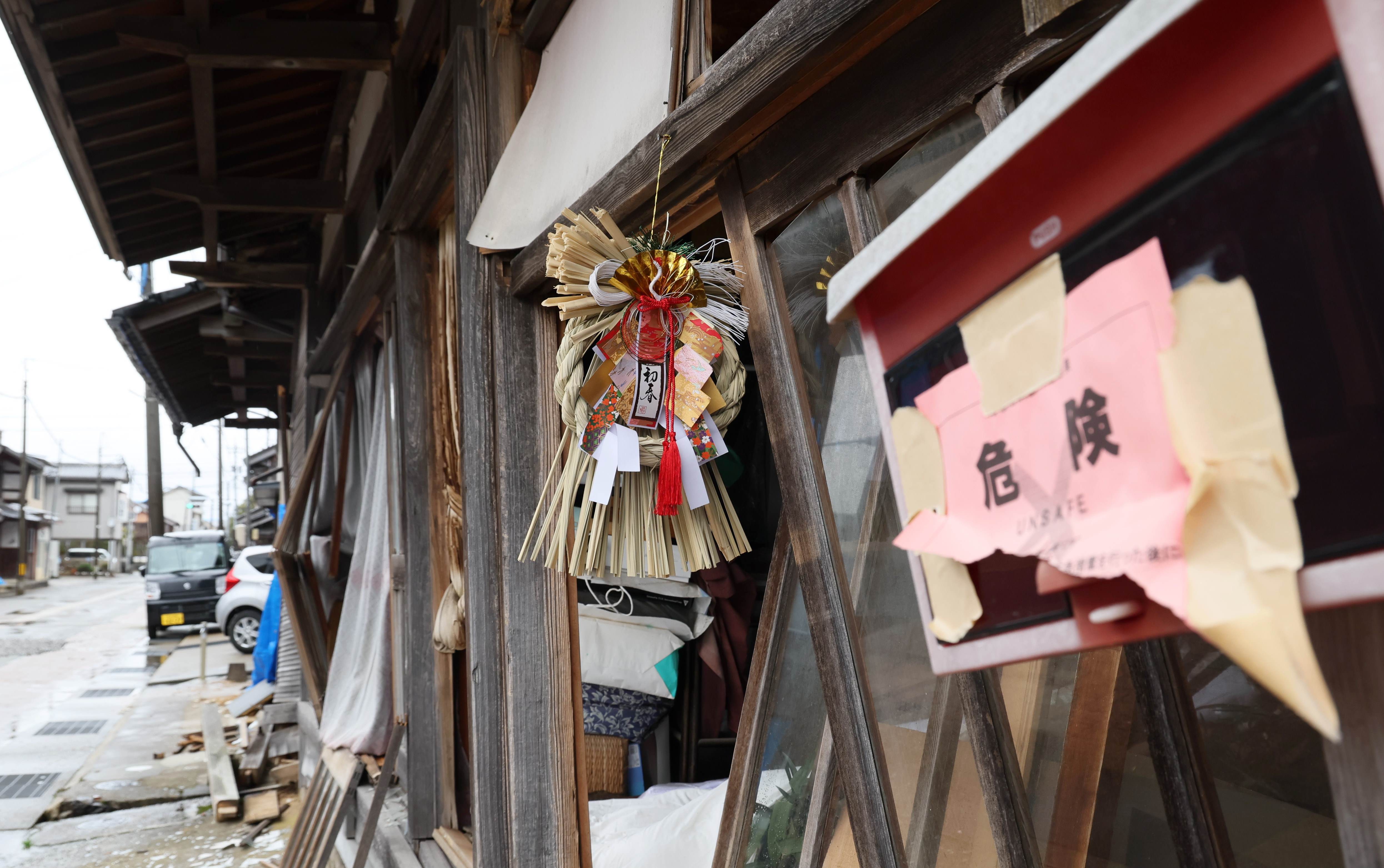 能登半島地震で被害を受けた家屋。正月飾りが吊るされたままだった＝２０２４年２月２５日、石川県七尾市【時事通信社】