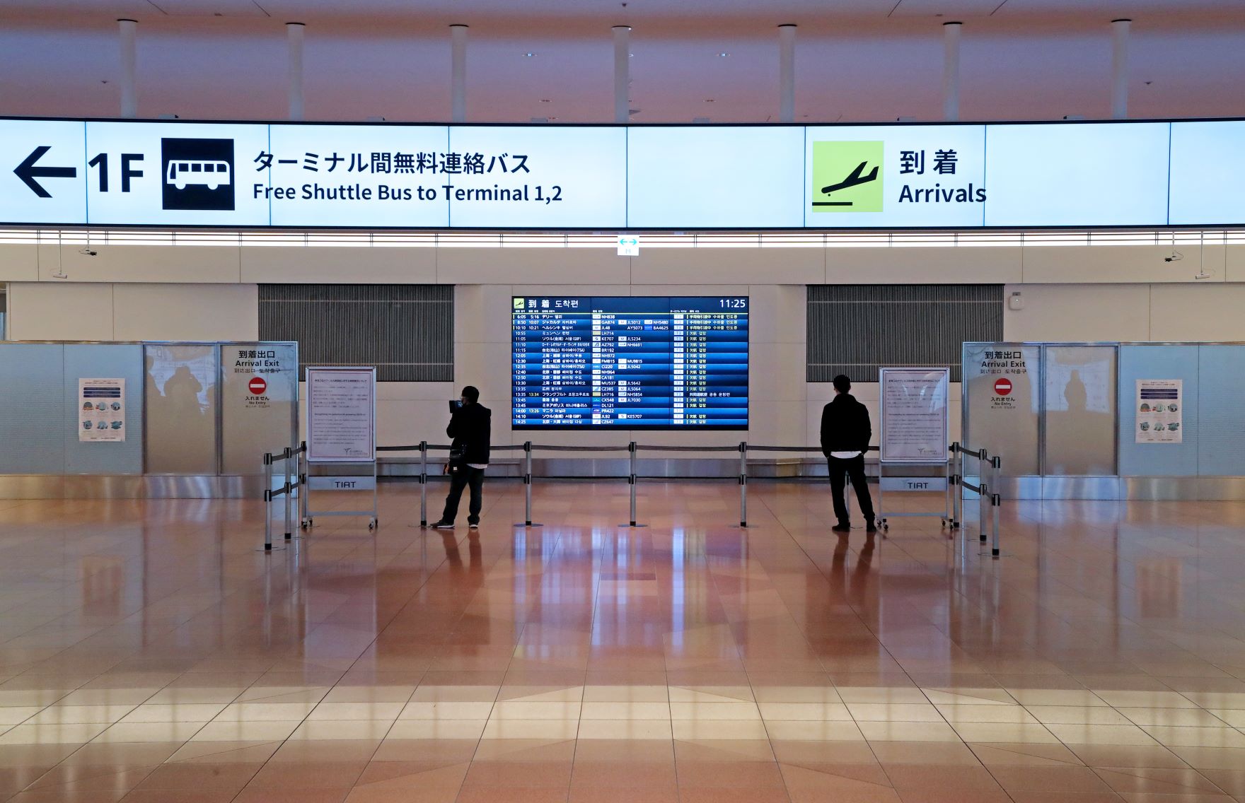 全世界からの外国人新規入国を停止し、閑散とする羽田空港国際線の到着ロビー＝2020年12月28日