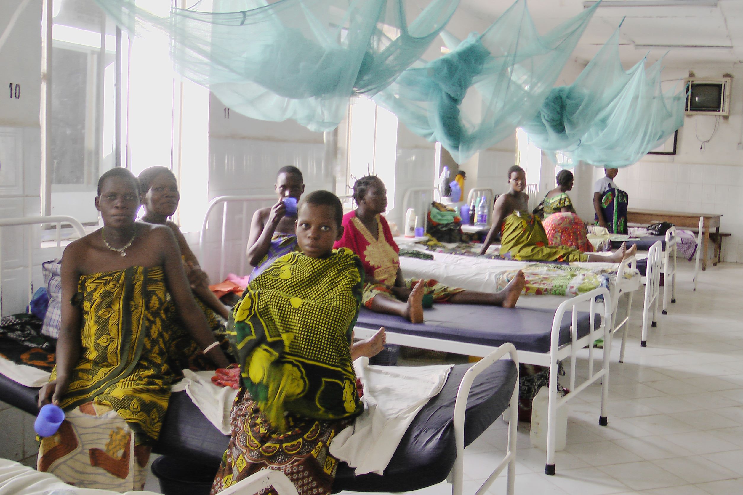 病院で出産を待つ妊婦ら（2012年、アフリカ・タンザニア）