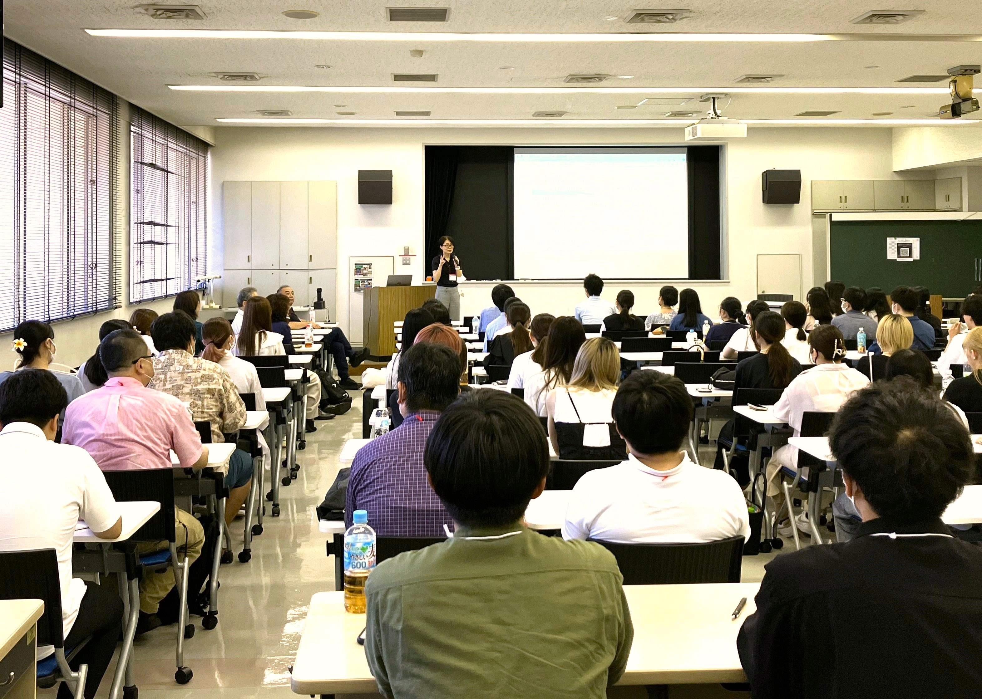 横浜市立大学医学部で開催された日本法医学会の「学生のための法医学セミナー」。冒頭、世話人の井濱容子・同大教授があいさつした＝２０２４年８月２４日、横浜市【時事通信社】