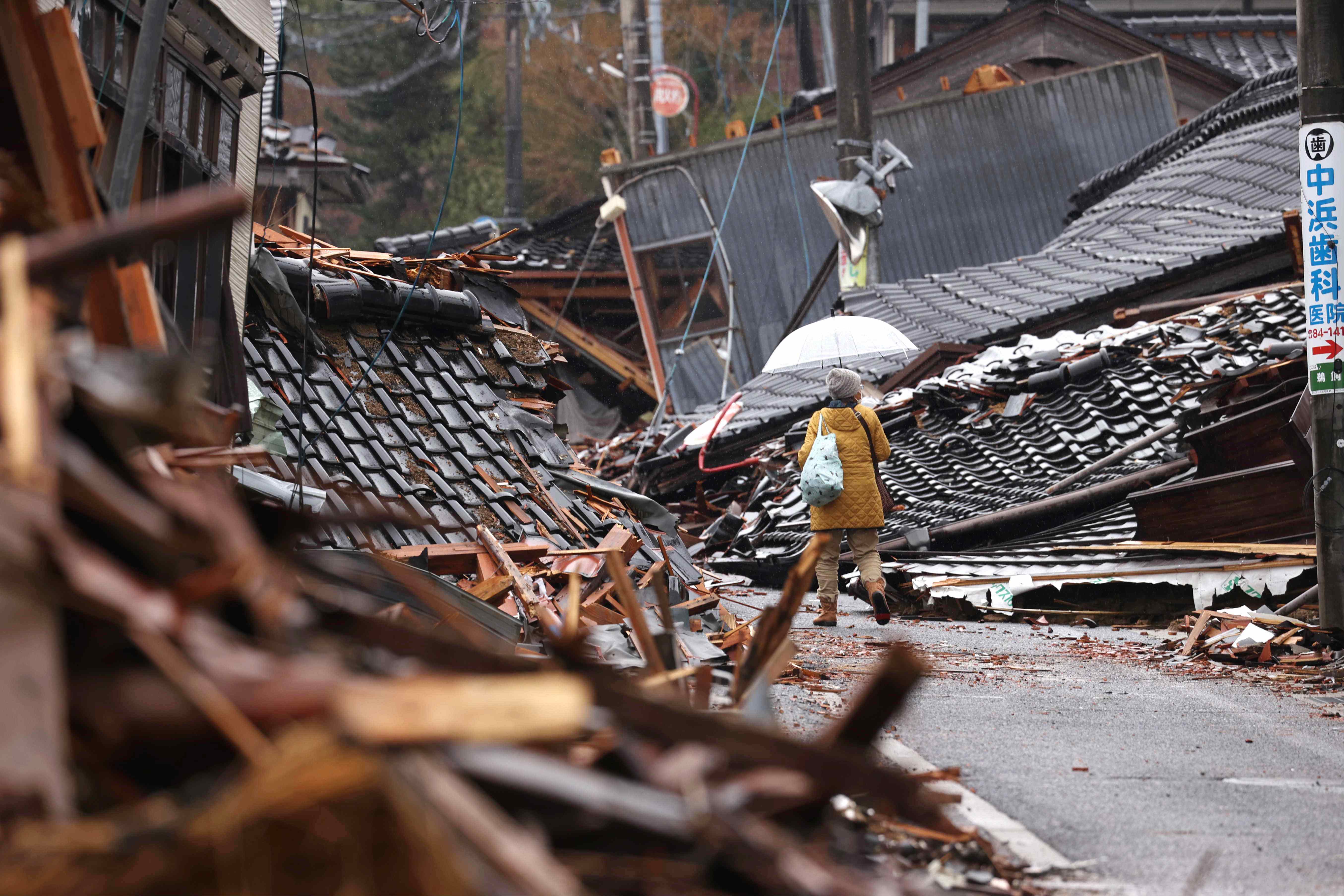 多数の建物が倒壊し、道路が覆われた町並み＝2024年1月18日、石川県珠洲市【時事通信社】
