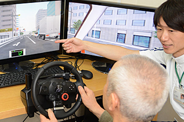 ドライブシミュレーターを使って運転能力を評価（福岡リハビリテーション病院のホームページより）