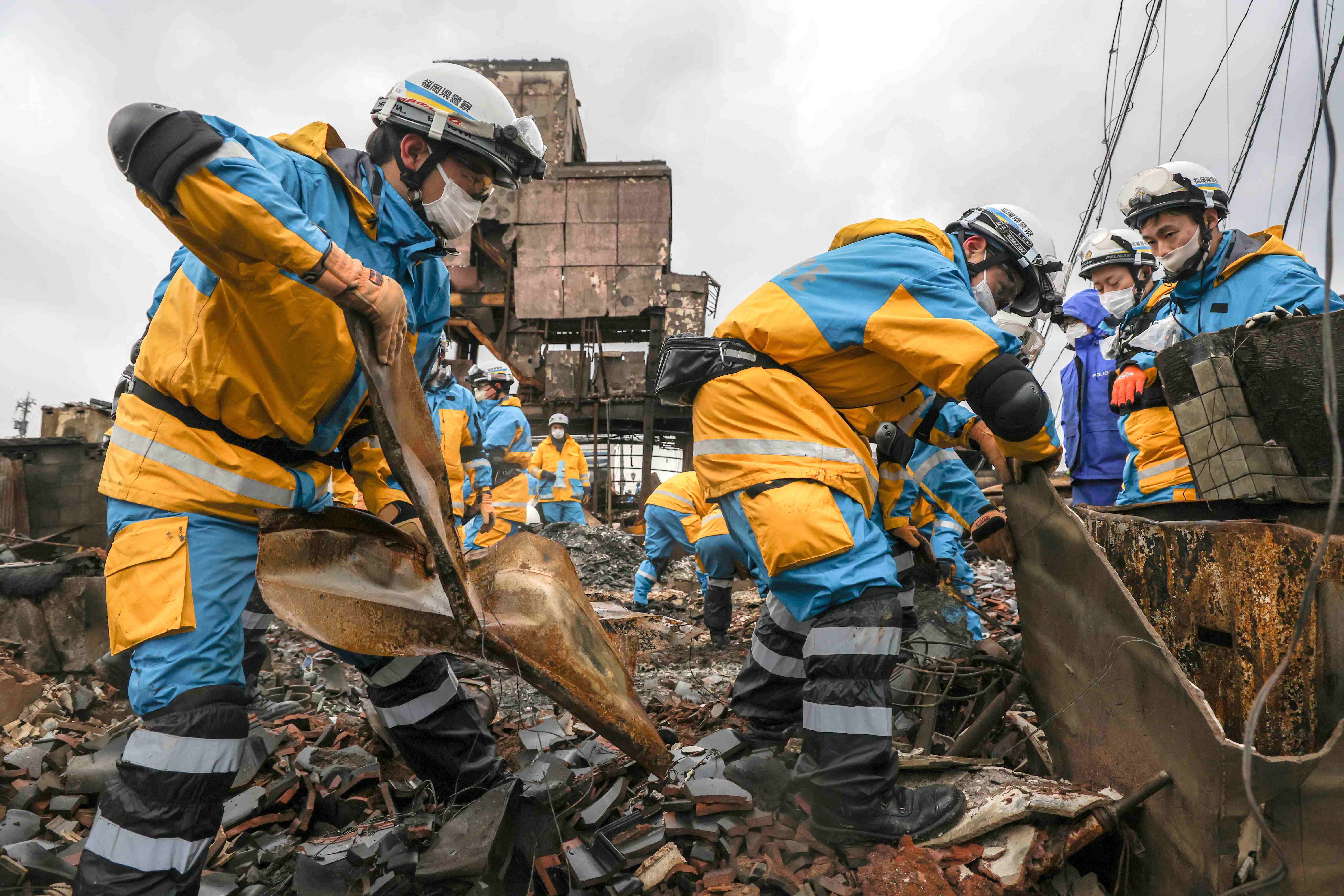 雨が降る中、不明者の捜索を行う警察官ら＝２０２４年１月１０日、石川県輪島市【時事通信社】