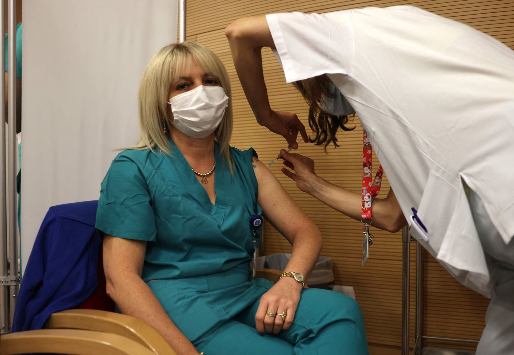 ３回目のワクチン接種を受けるイスラエルの医療関係者＝2021年08月15日＝AFP時事