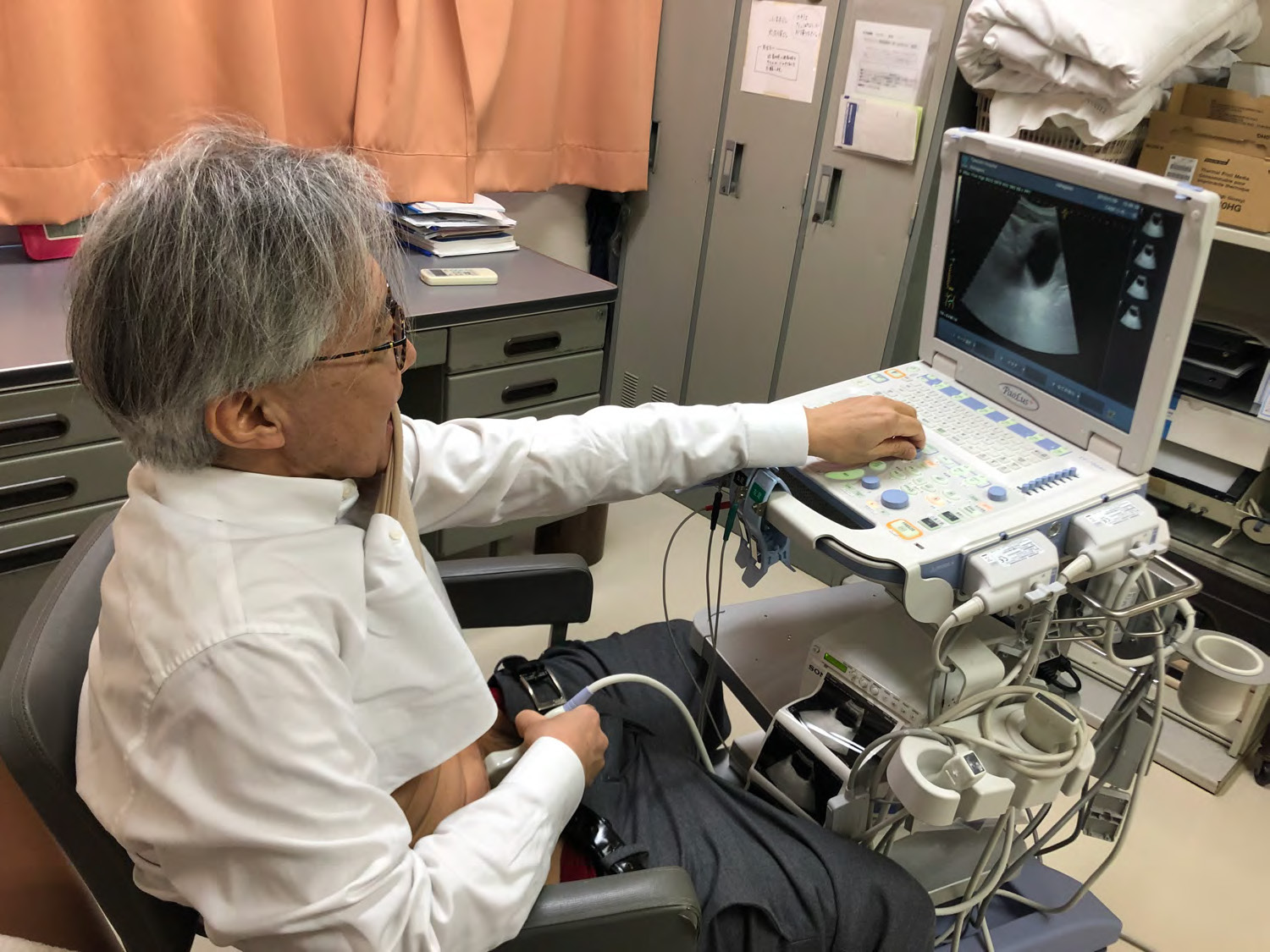 自身で腹部超音波エコー検査をする中川恵一准教授