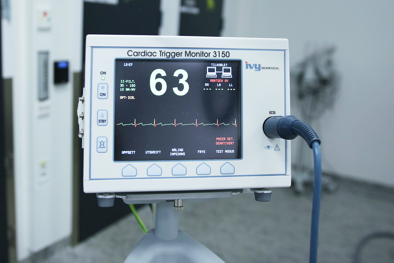 一般病院では臨死期にも心電図モニターを装着されることが多いが、緩和ケア病棟などでは一般にそれを用いない（画像はイメージです、大津秀一氏提供）