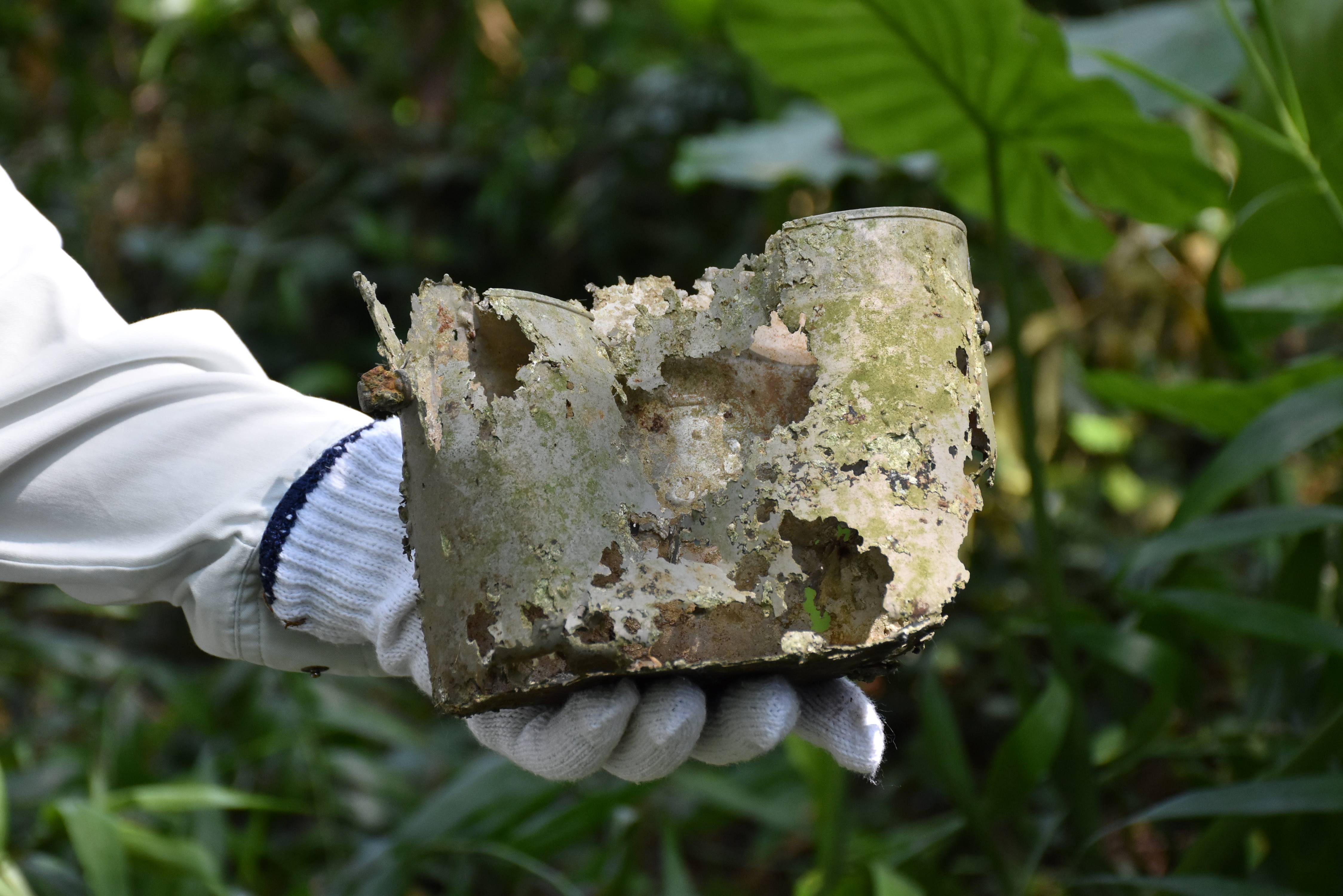 見つかった旧日本軍の遺物。飯ごうとみられる＝２０２３年８月１２日、沖縄県糸満市山城