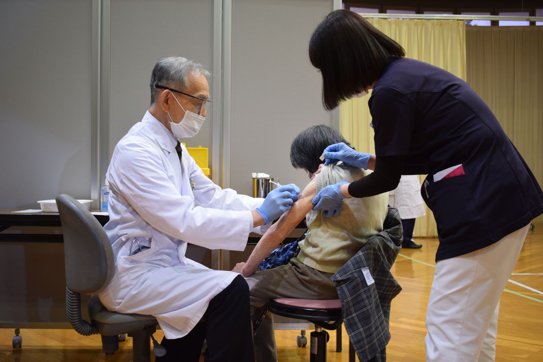 新型コロナウイルスのワクチン接種を受ける高齢者施設入所者＝４月１２日、岡山市