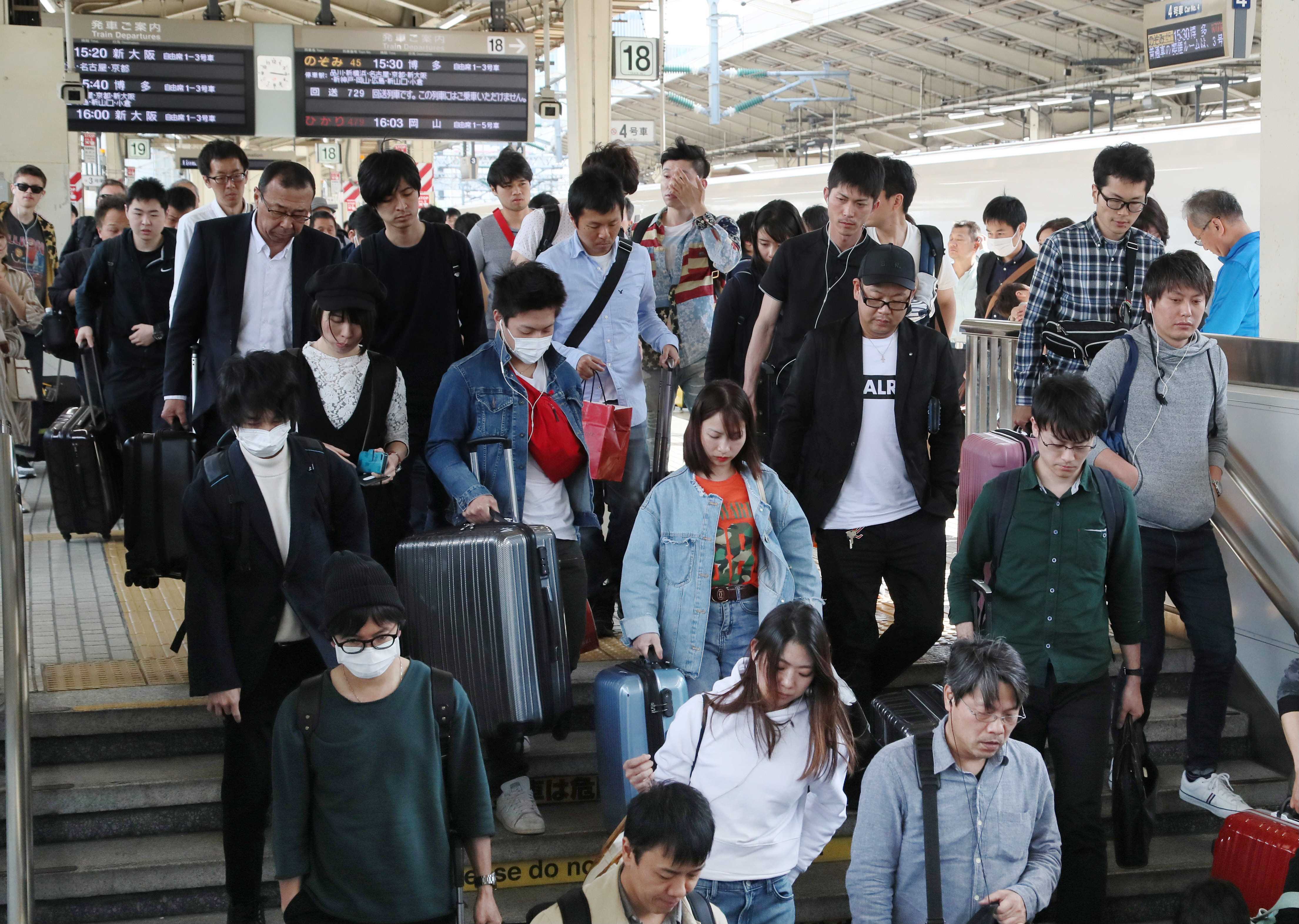 故郷などからのＵターンラッシュで混雑する東京駅（2019年5月）。今年の夏は同様の光景が見られそうだ