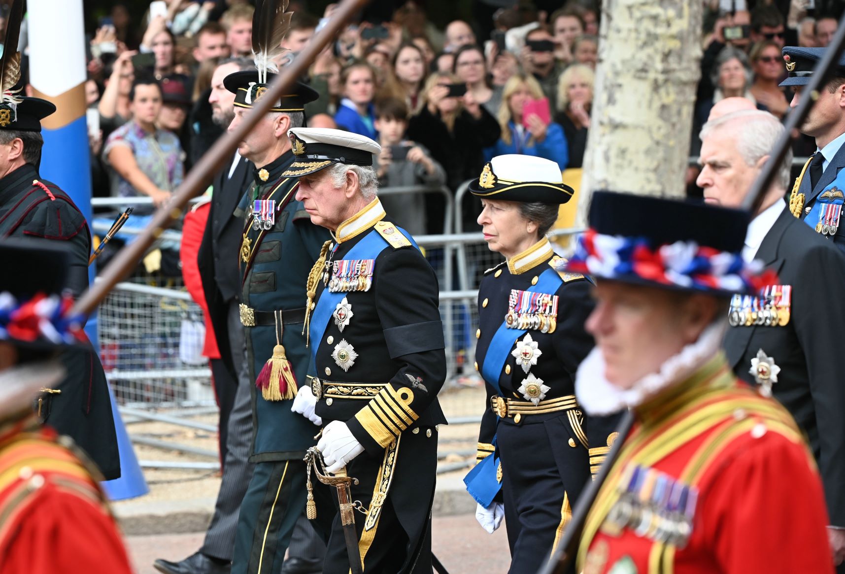 エリザベス女王のひつぎの後を歩くチャールズ国王とアン王女＝９月19日英ロンドン