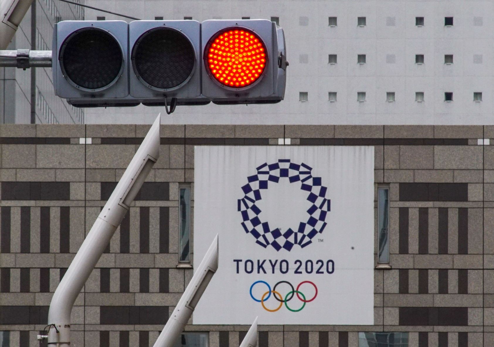 赤信号と東京五輪のエンブレム＝ＡＦＰ時事