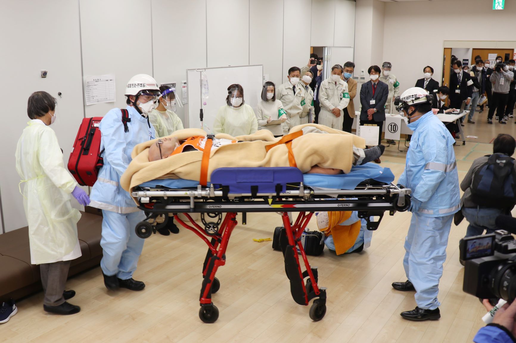 接種後に体調が急変したケースへの対応訓練＝2021年2月27日千葉県富里市
