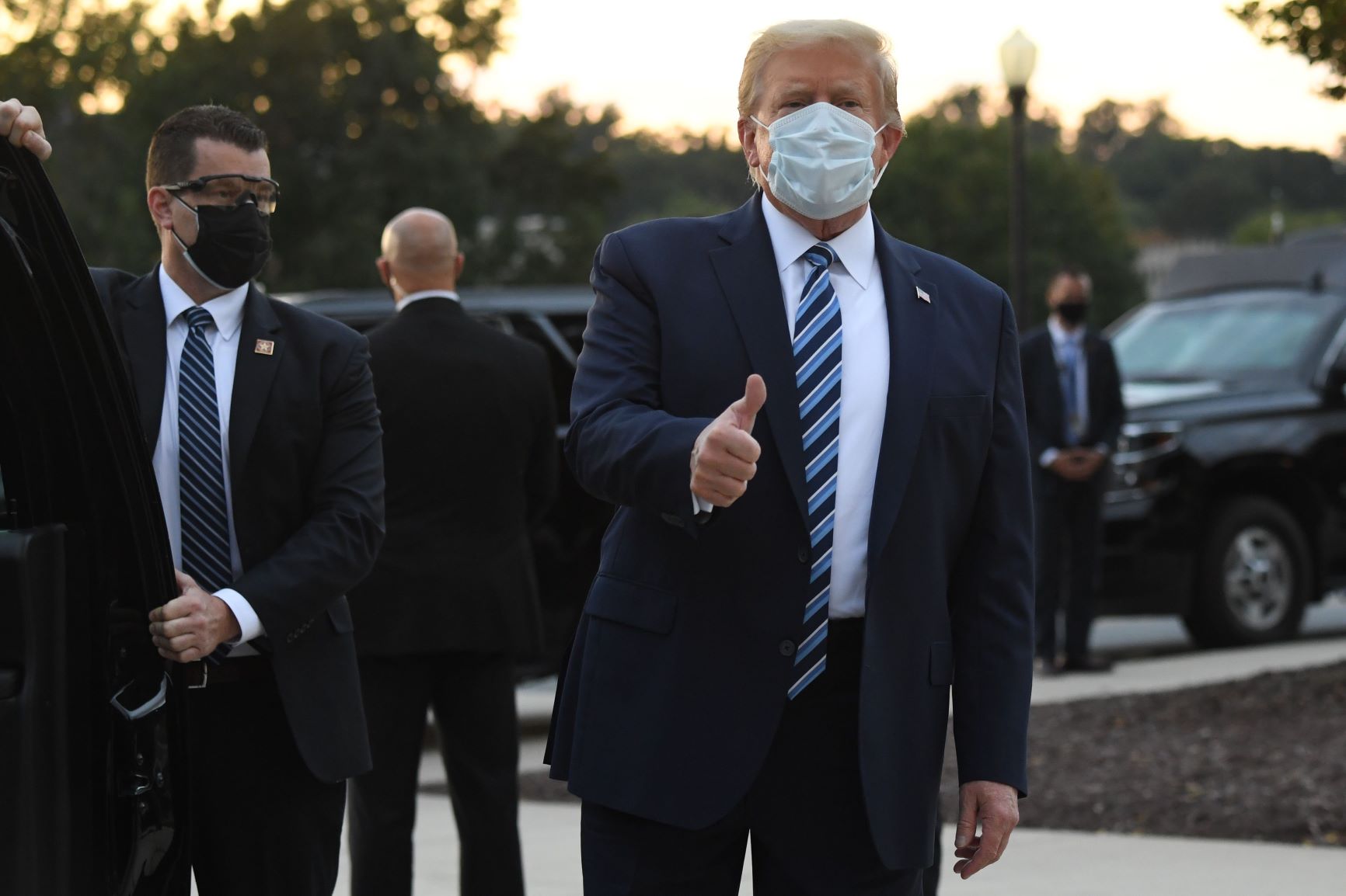 首都ワシントン近郊の軍医療センターを退院し、親指を立てるトランプ米大統領（2020年10月05日）【AFP時事】