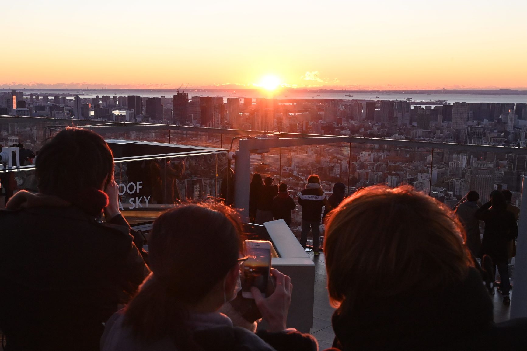 2022年の初日の出を東京・渋谷の「渋谷スクランブルスクエア」から眺める人たち