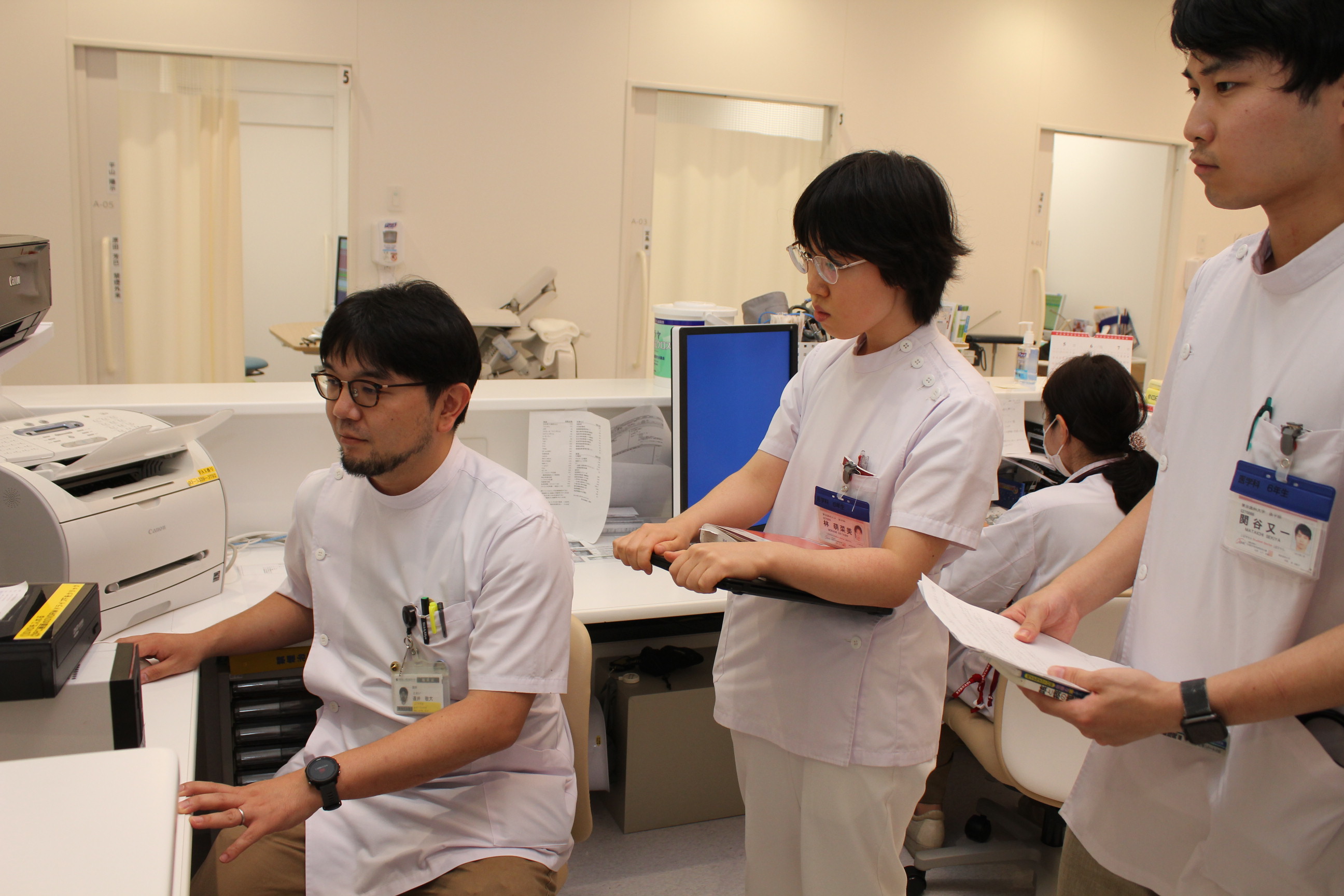 臨床現場は日々勉強。先輩ドクターより指導を受ける＝東京都新宿区の東京医大病院