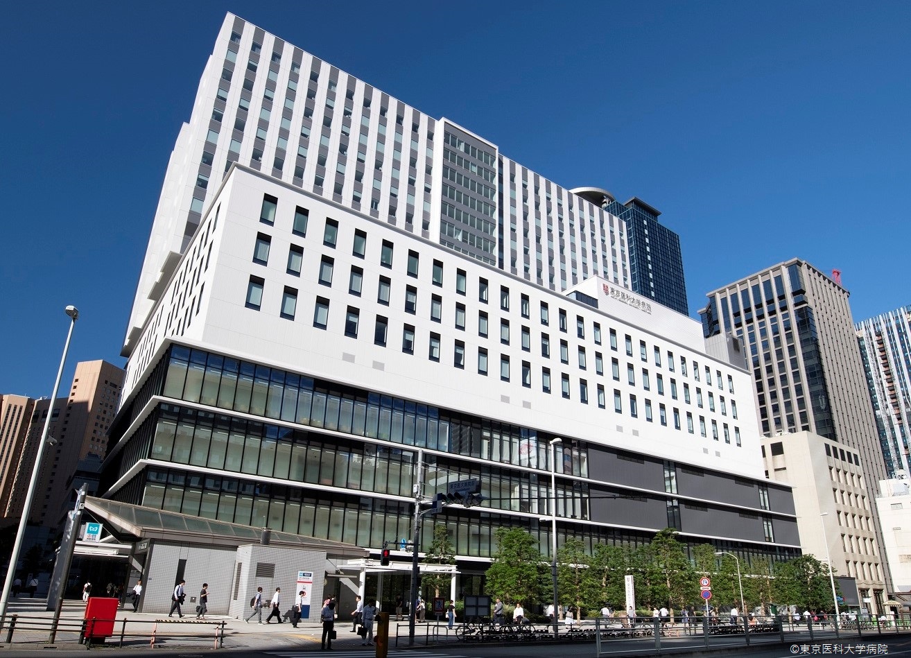 東京医大病院。１階真正面に総合診療科への入口がある＝東京都新宿区