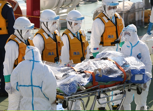 日本に寄港する貨物船でエボラ出血熱の感染が疑われる患者が見つかったと想定した訓練