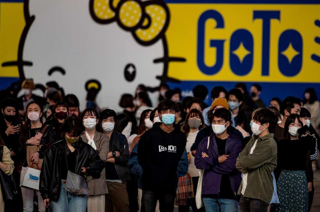 東京・渋谷の交差点。ほとんどの人がマスク着用