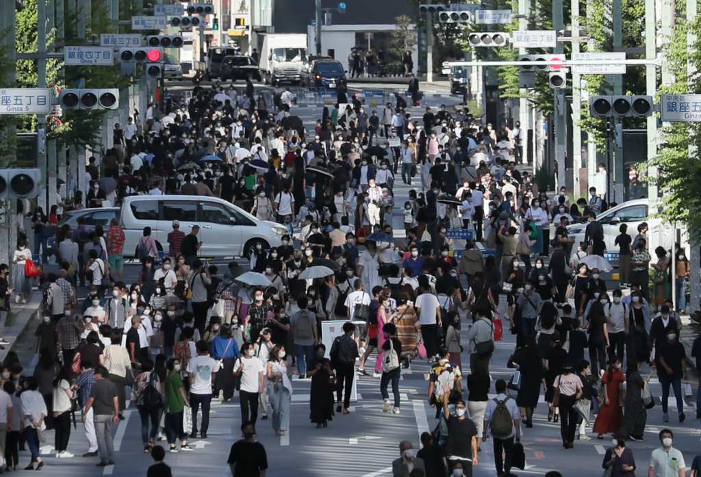 緊急事態宣言が解除され、にぎわう東京・銀座。ただ、新型コロナウイルス感染リスクが消えたわけではない＝１０月２日