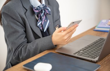 教室での授業をリアルタイムで別室や自宅に配信するシステムを導入する学校も増えている