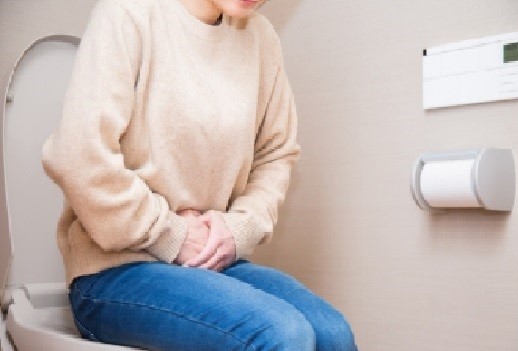 排便時の「息み」は、痔の発生や悪化を促進する(イメージ)