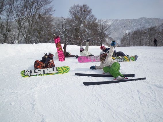 大学２年生、野沢温泉スキー場に山ごもりをしているとき一番左が私です
