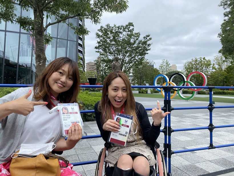 綾子（左）とは東京パラリンピックの閉会式にも一緒に参加