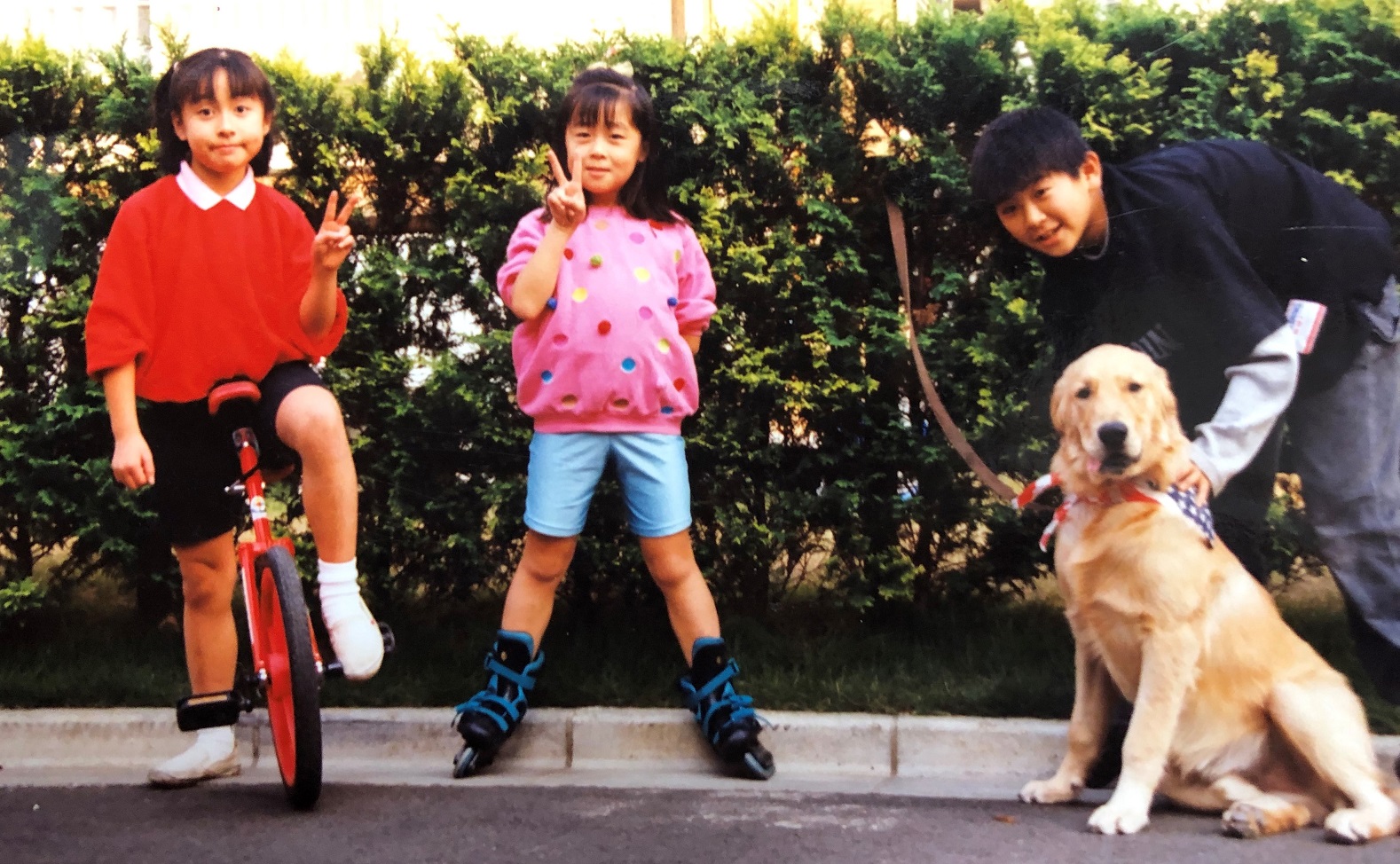 ９歳の時の中嶋さん（左端）。休みの日はいつも近所の友達と外で遊んでいた