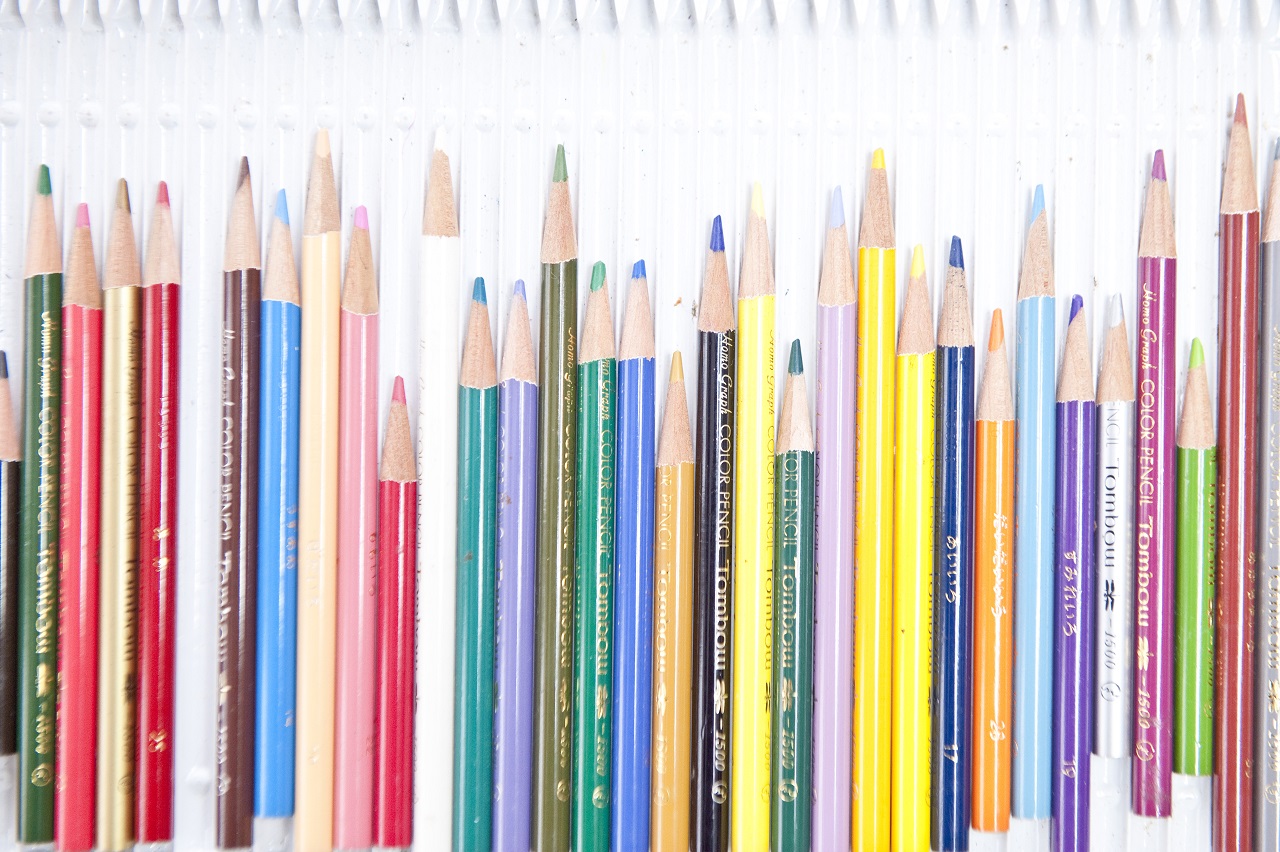 認知症の男性の居室に置いてあった色鉛筆。この色鉛筆を使って、四季の光と風が優しい風景画を描き続けている（本文とは関係ありません）＝坂井公秋撮影