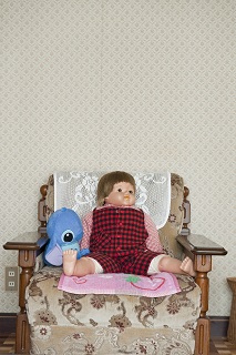 認知症の人の部屋に置かれていた人形。果たして本人は人形との会話を望んでいるのだろうか（写真はイメージです）＝坂井公秋撮影