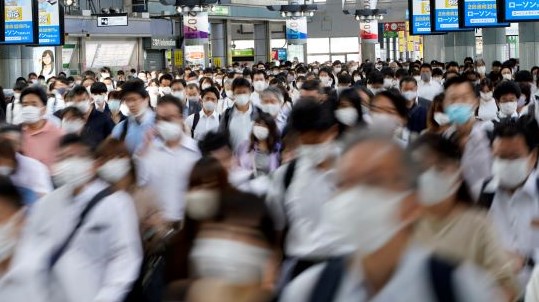 緊急事態宣言が出される中、感染拡大への不安を抱えながら通勤する人々（２０２１年９月８日、東京・品川駅で）【ＥPA=時事】