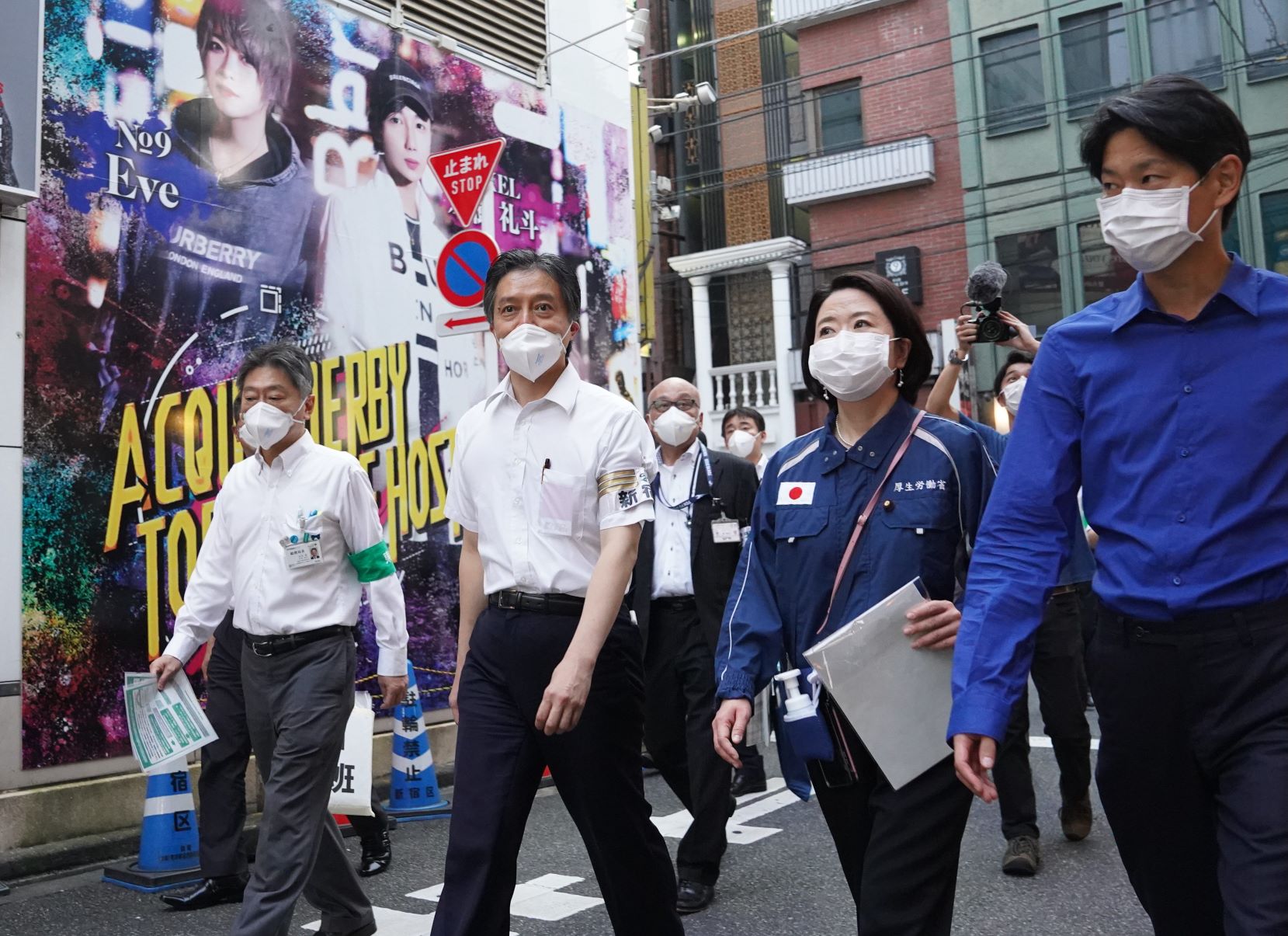 歌舞伎町のホストクラブなどに新型コロナウイルス対策を呼び掛けに回る新宿区の吉住健一区長（2020年07月20日 ）