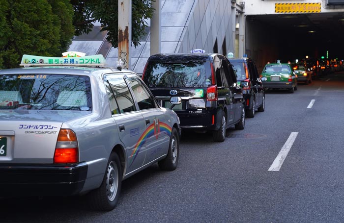 新型コロナウイルス感染対策上、タクシーは公共の交通機関の中では非常に安全な部類とされる。写真は東京都新宿区で客待ちするタクシー（車両ナンバープレートに画像処理をしています）＝2020年4月撮影【時事通信社】