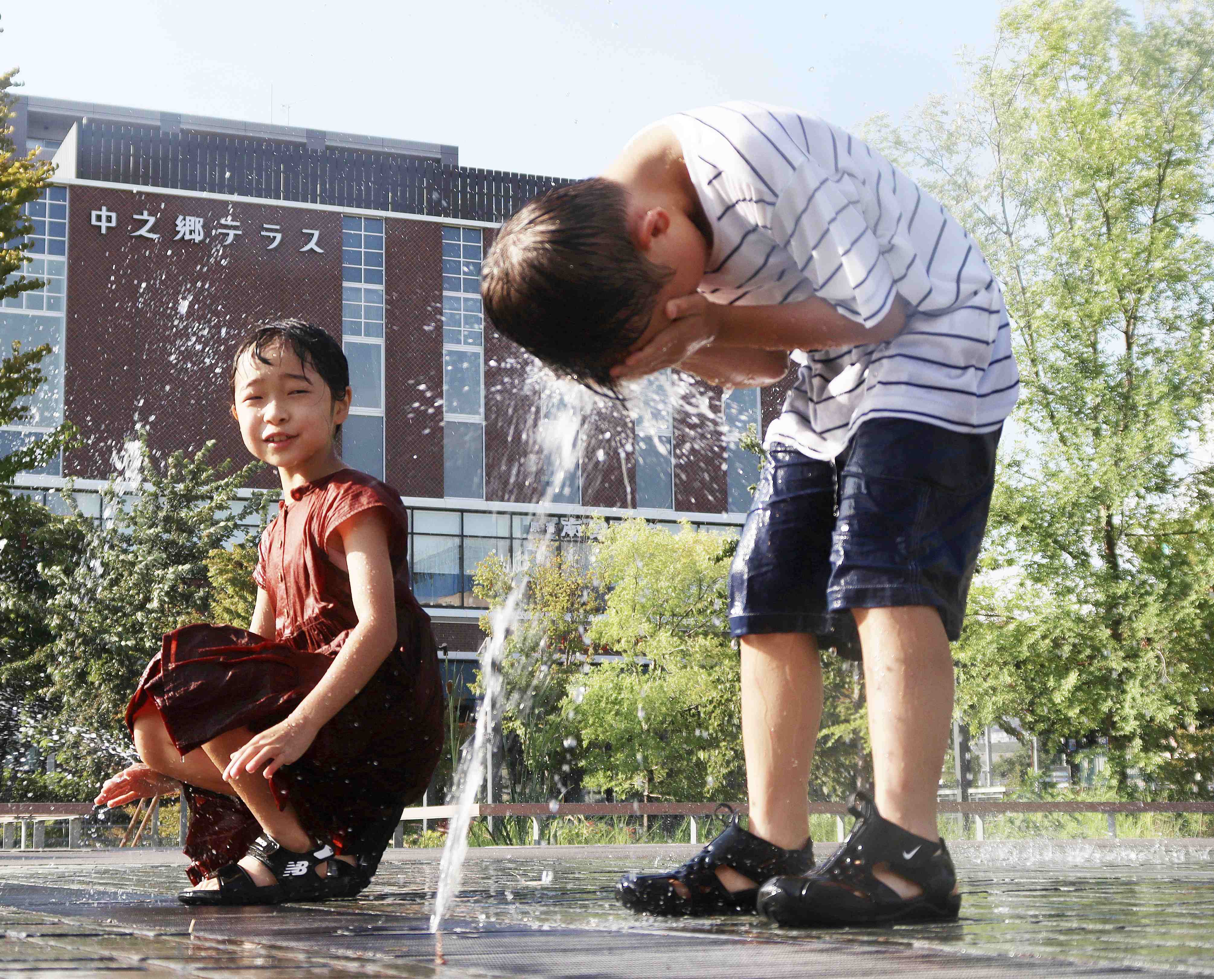 猛暑の中、公園で水遊びをする子どもたち