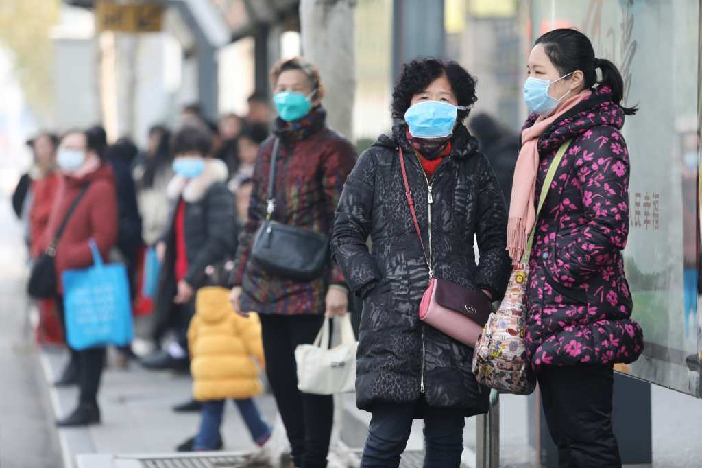 中国・武漢市でマスクをつけ外出する人たち＝ＥＰＡ時事