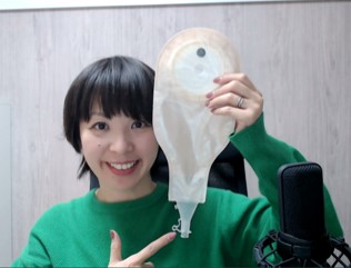 パウチを持つ中島さん。「私のおなかの袋の先端は硬いことが多いです」。硬い先端をチューリップ型やたまご型の保護パットで包む