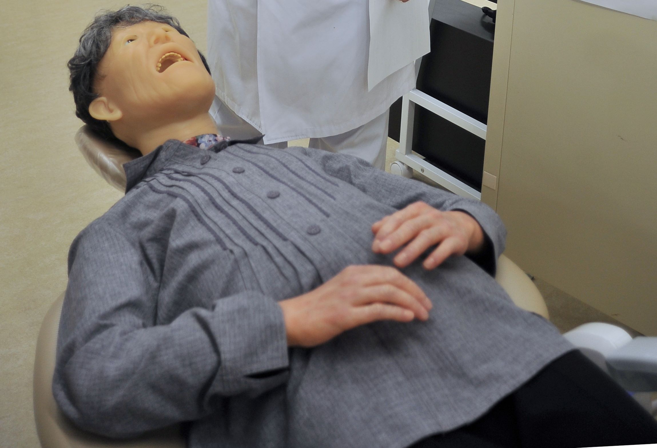 歯科教育を行う多職種連携シミュレーション実習室には、ヒト型患者ロボット「シムロイド」が導入されている