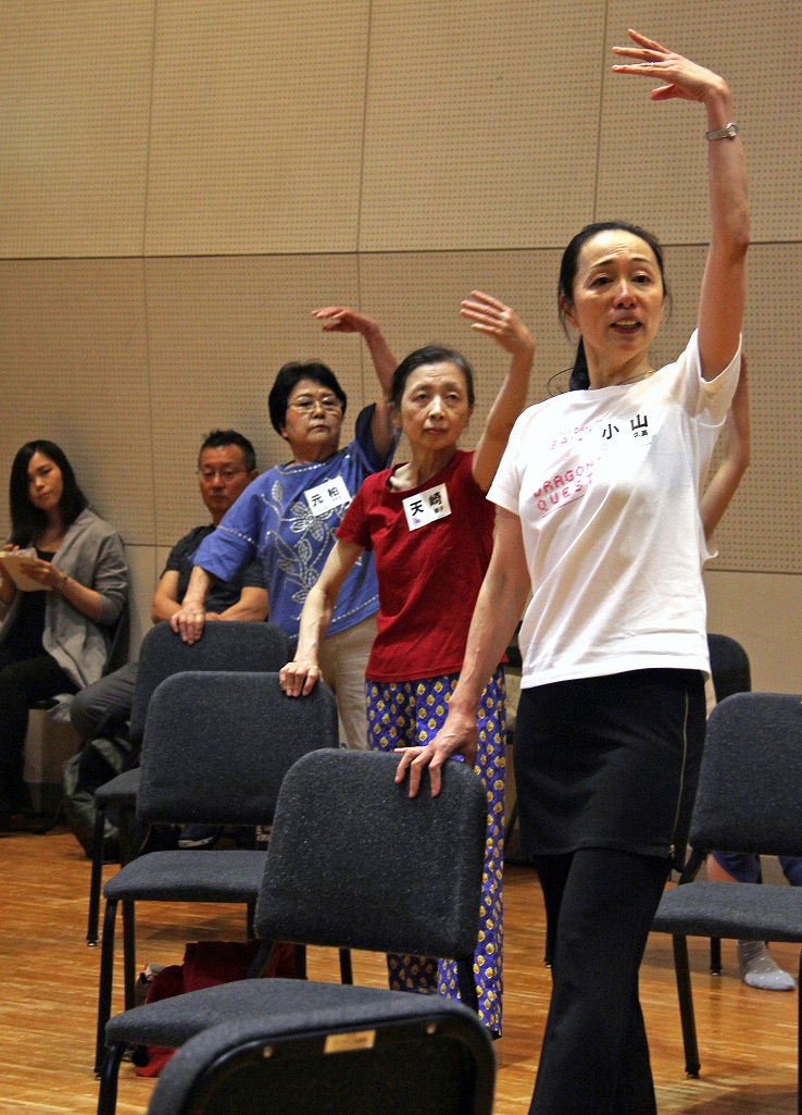 参加者は小山久美さん（右）の動きをなぞるように体を動かしていく＝2019年６月