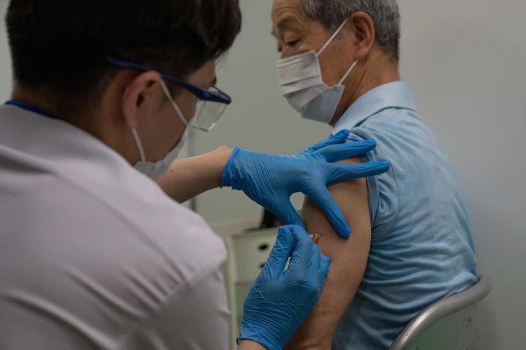 大規模接種会場での新型コロナウイルスワクチンの接種（ＥＰＡ＝時事）