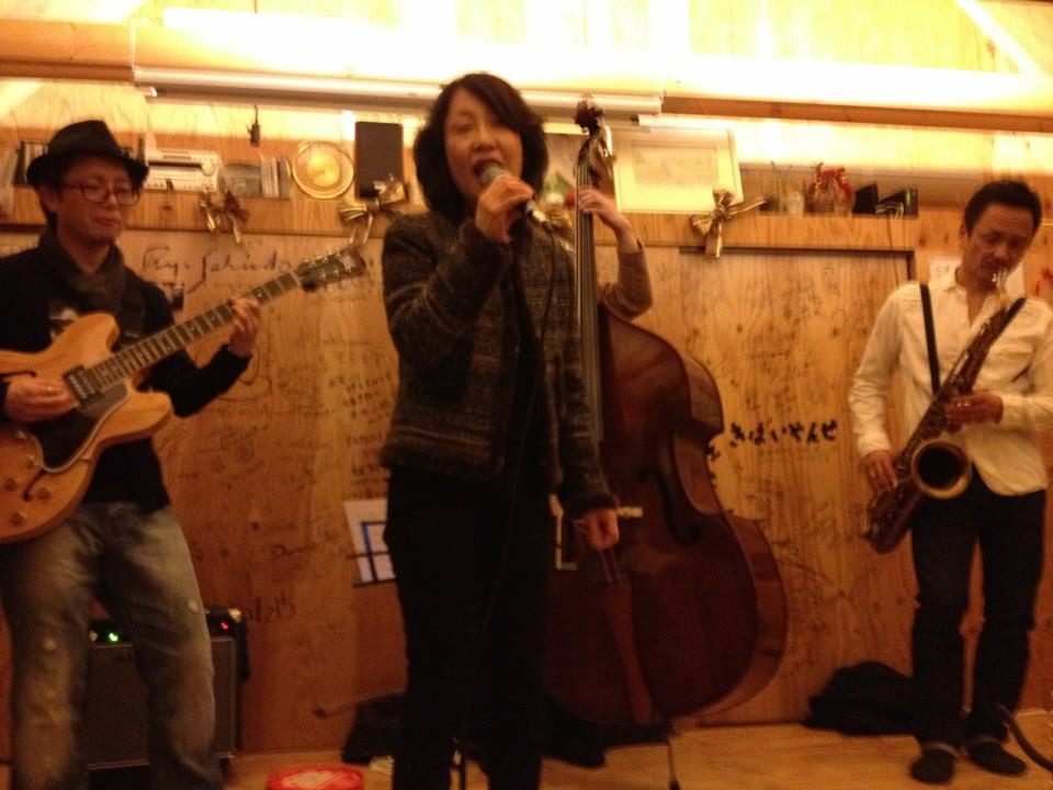 2013年クリスマスのライブに筆者（中央）も飛び入り出演させていただいた＝岩手県陸前高田市