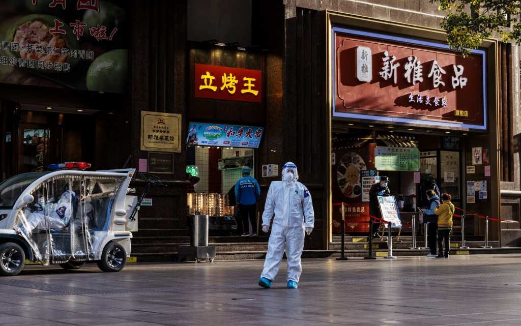 防護服を着て繁華街をパトロールする警察官＝中国・上海、ＥＰＡ時事