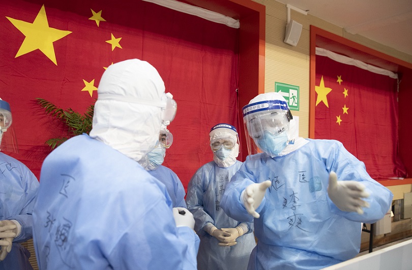 中国・武漢に設置された臨時病院で対応に当たる医療スタッフ（2020年02月14日）【EPA＝時事】